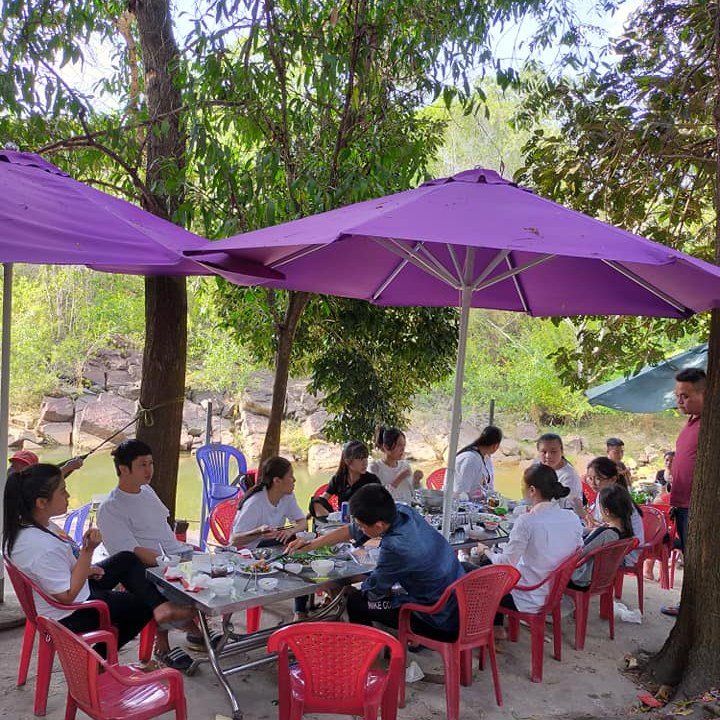 Check-in liền quán ăn gần Sài Gòn có dòng suối xanh màu ngọc bích, view xịn không chỗ nào chê