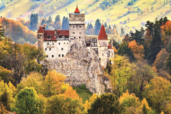 Du lịch Châu Âu khám phá 8 lâu đài cổ tráng lệ