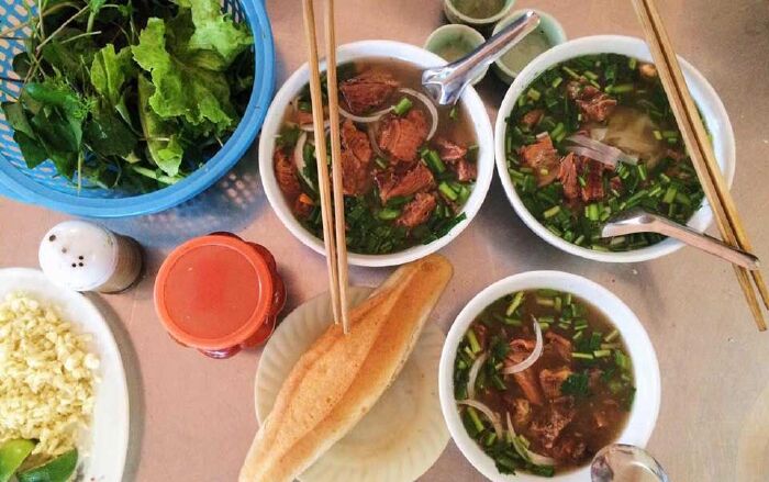 restawran sa Hai Phong, istasyon sa Hai Phong, restawran sa istasyon sa Hai Phong, kung unsa ang kan-on sa Hai Phong, tour sa pagkaon sa Hai Phong, pagkaon sa restawran sa Hai Phong, seafood sa Hai Phong, stick sa tinapay sa Hai Phong, sabaw sa pansit sa isda sa Hai Phong, Pho nga adunay sarsa sa bino , Pho with Hai Phong sauce, Hai Phong hot pot single, spicy fish noodle soup - Hoang Dieu, heirloom char siu, pizza one Tran Phu, Hai Phong squid nest, Thai sabay, top 10 most attractive restaurants you should not miss at Hai Phong estasyon