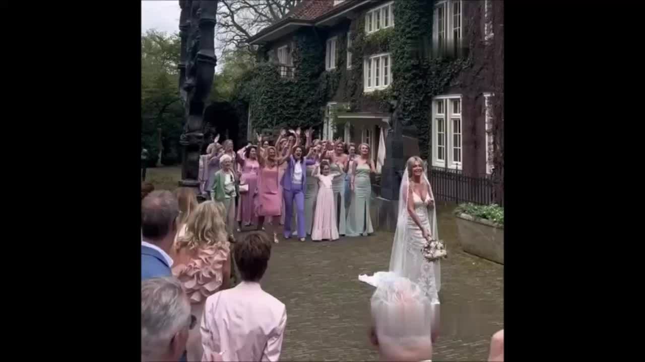 Phù dâu dùng vợt 'khổng lồ' bắt hoa cưới