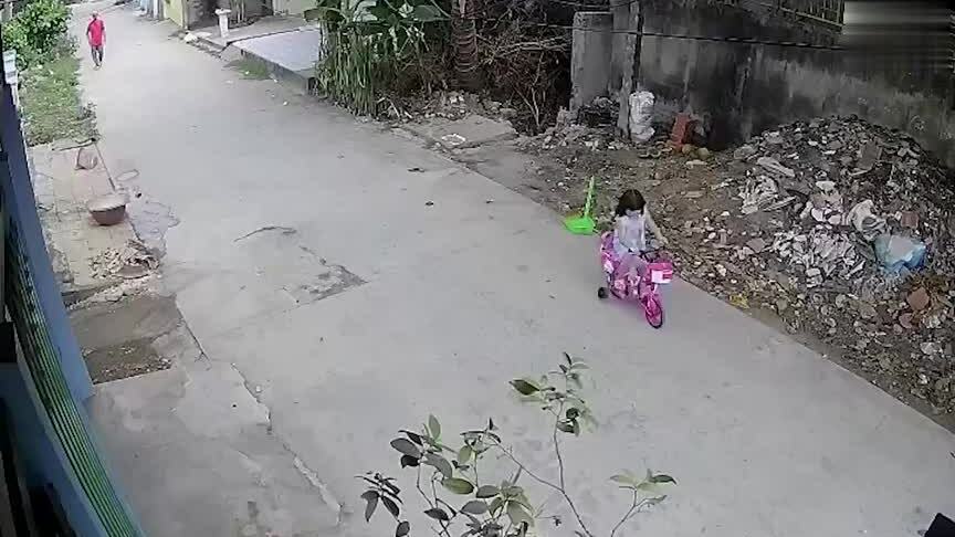 Người đi đường bị vu oan làm đổ xe đạp của bé gái