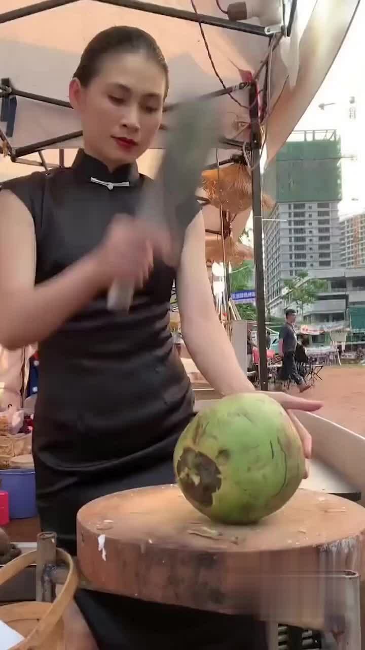 Người đẹp chặt dừa điêu luyện