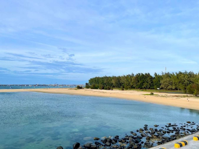 Vịnh Triều Dương: Khu dã ngoại cùng bãi biển đẹp tại đảo Phú Quý