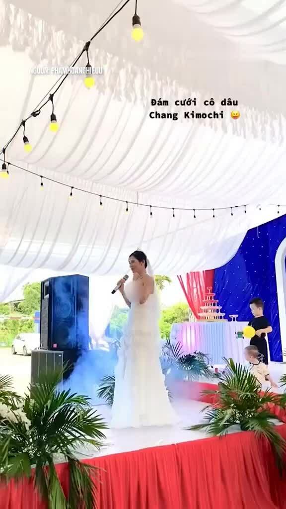 Cô dâu nhí nhảnh hát ca khúc 'Doraemon'