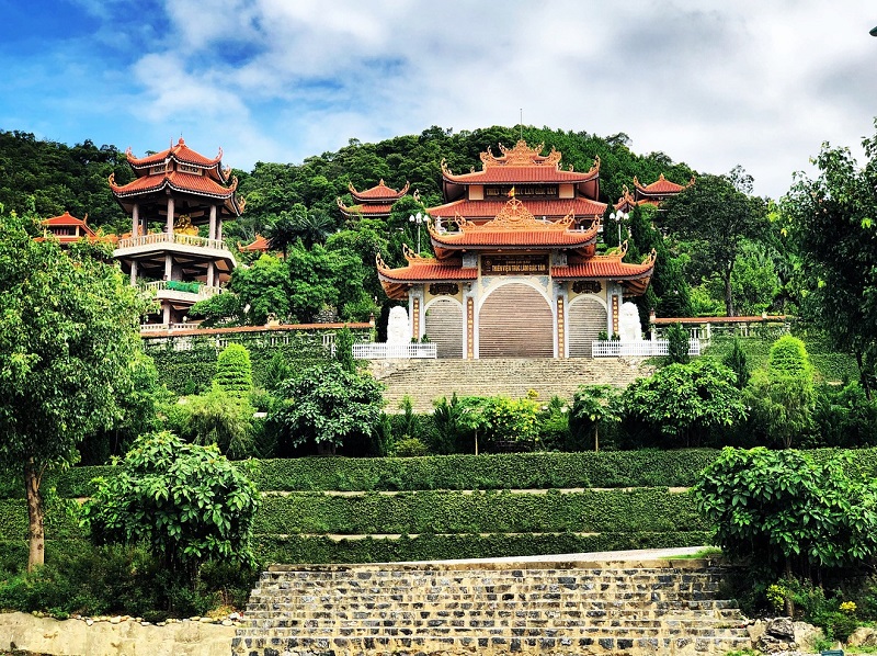 khám phá chùa cái bầu quảng ninh – điểm du lịch tâm linh nổi tiếng