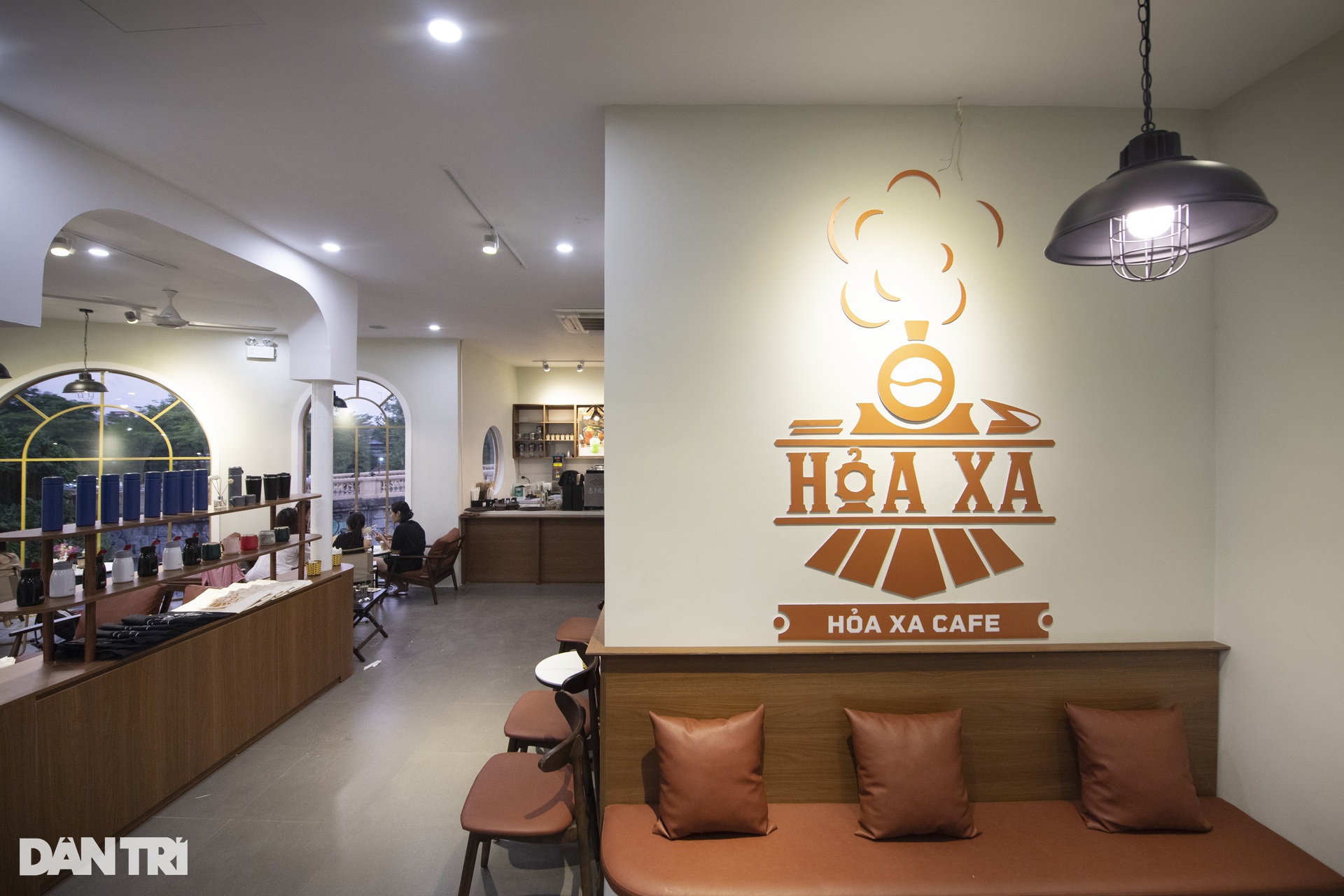 ga long bien, hoa xa coffee, train coffee, train street coffee shop, a cafe with a 360-degree view, located close to the new train line, appeared at long bien station