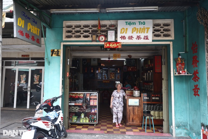 ancient tea shop, saigon, the 70-year-old tea shop in ho chi minh city, priced at 10 million vnd/kg, still attracts customers