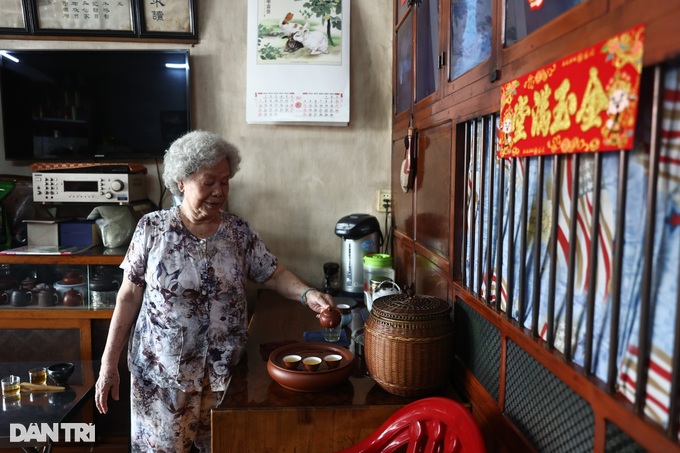 ancient tea shop, saigon, the 70-year-old tea shop in ho chi minh city, priced at 10 million vnd/kg, still attracts customers