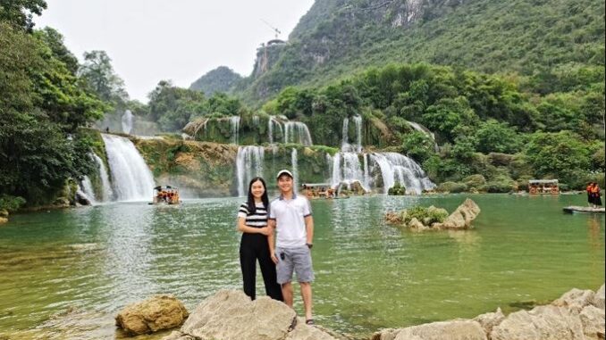9X Vietnamese couple sells wedding gold, collects money for honeymoon in all 63 provinces