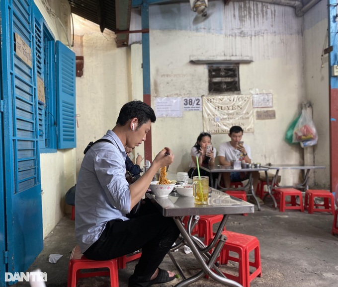 ho chi minh city, phu nhuan district, the noodle shop has a “specialty of listening to curse”, more than 40 years still crowded in ho chi minh city