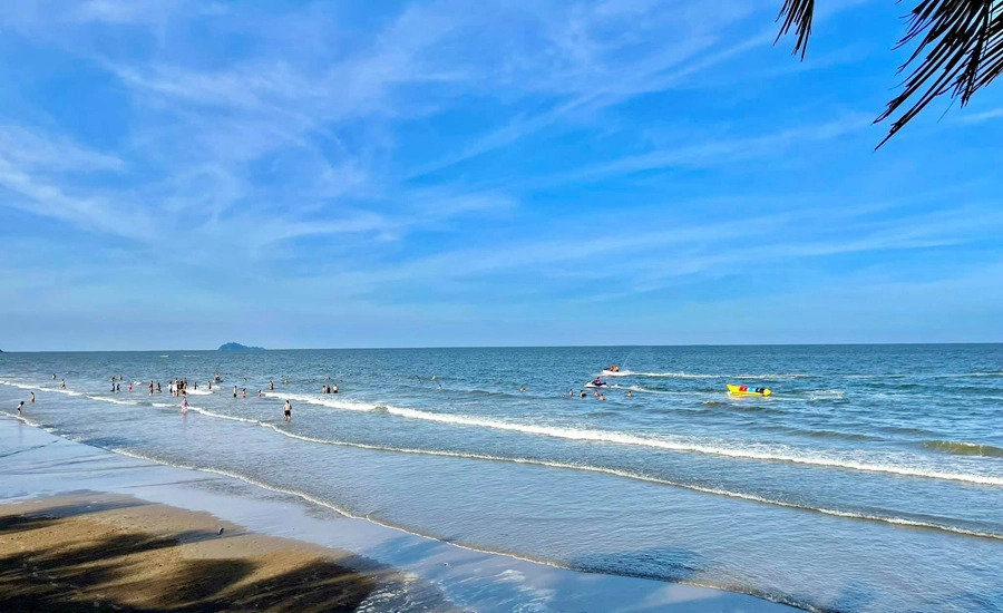 Mùa hè thật khác với bãi biển Hải Tiến Thanh Hóa