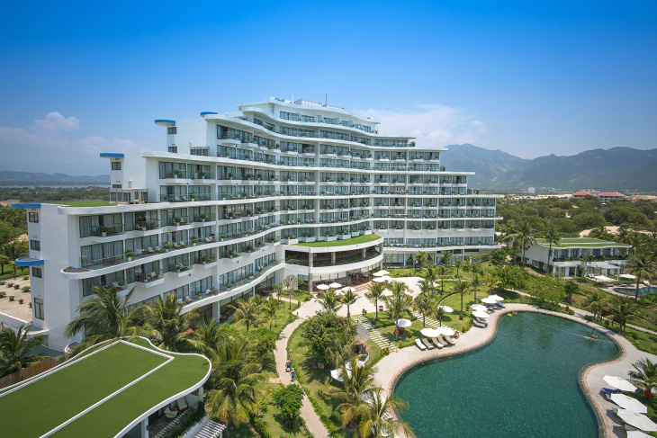 Cam Ranh Riviera Beach Resort & Spa – “Thiên đường nhiệt đới” bên vịnh biển đẹp mê hoặc