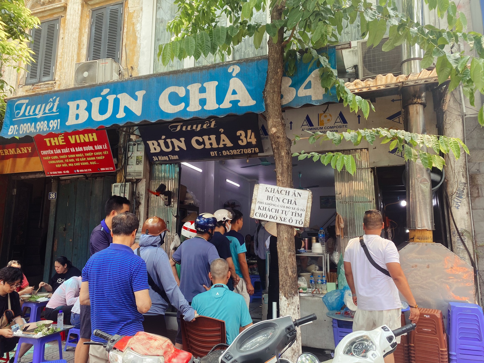 hanoi cuisine, office staff, receiving reward, tour, tourists, tourists accept to drag suitcases and wait for an hour to eat michelin bun cha, the restaurant mobilizes 10 workers and can’t serve it