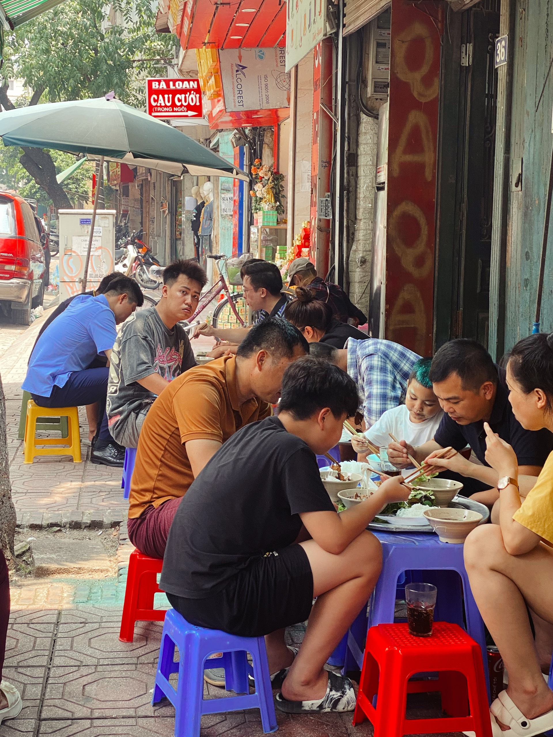 hanoi cuisine, office staff, receiving reward, tour, tourists, tourists accept to drag suitcases and wait for an hour to eat michelin bun cha, the restaurant mobilizes 10 workers and can’t serve it
