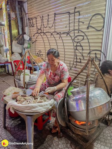 Đu đêm ghé ăn gánh Bánh canh - cháo lòng dì Hường nổi tiếng chợ Bến Thành