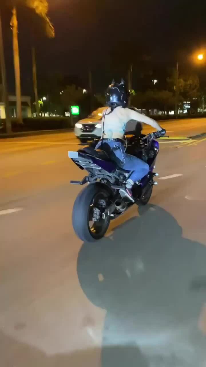 Người đẹp bốc đầu môtô trên phố