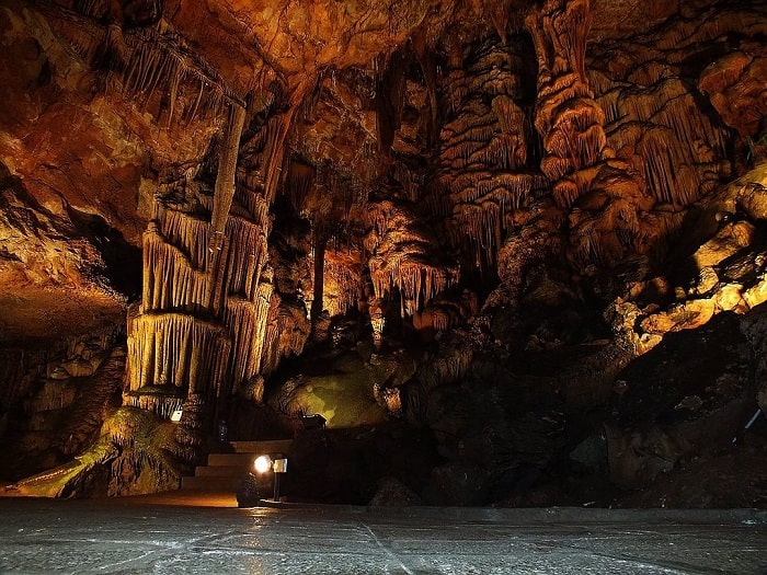 Lạc vào thế giới đầy bí ẩn tại hang động Saeva Dupka Bulgaria