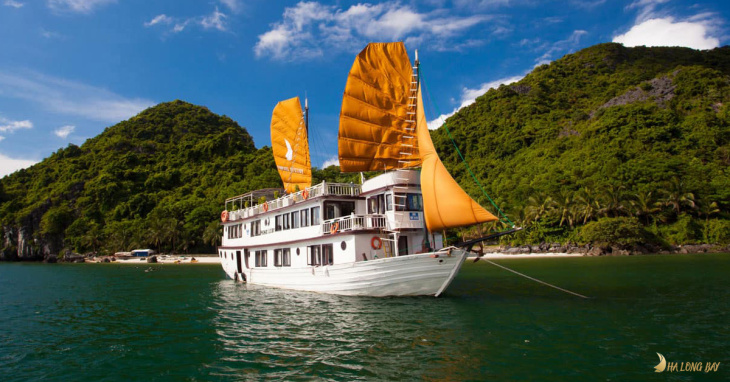 Boat charter price to visit Ha Long Bay 2023