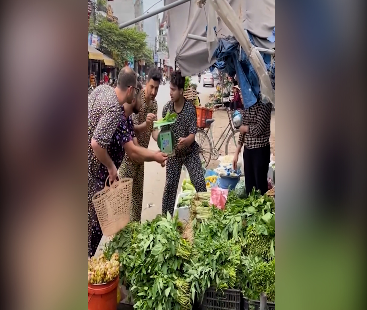 Khách Tây lóng ngóng khi đi chợ Việt Nam