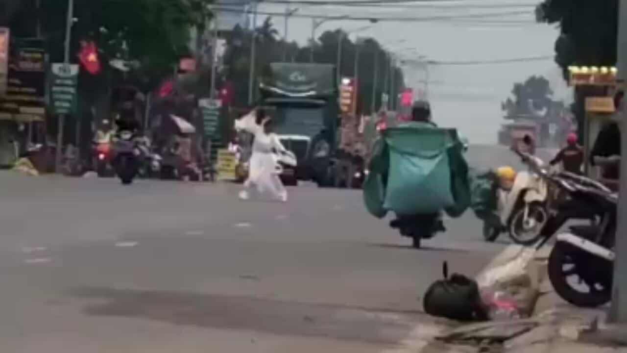 Kiếm khách luyện võ trên đường phố