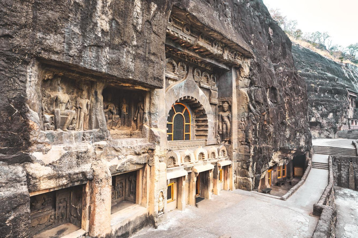 Huyền bí quần thể hang động Phật giáo Ajanta ở Ấn Độ