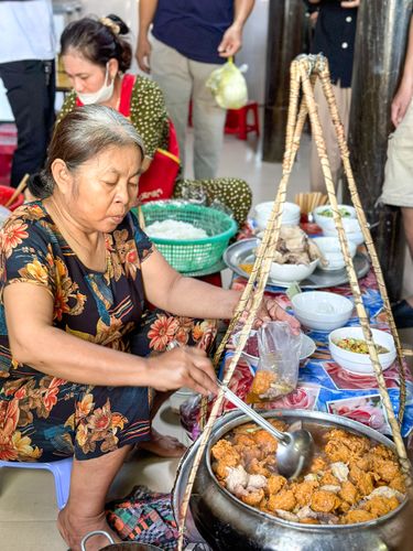 ĐẾN THẬT SỚM và XẾP HÀNG ĐỢI để được ăn tô BÚN BÒ MỆ KÉO với hương vị tinh hoa hội tụ ở Huế