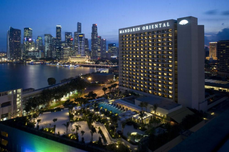 Chiêm ngưỡng tháp đôi Petronas từ hồ bơi vô cực của khách sạn Mandarin Oriental Kuala Lumpur