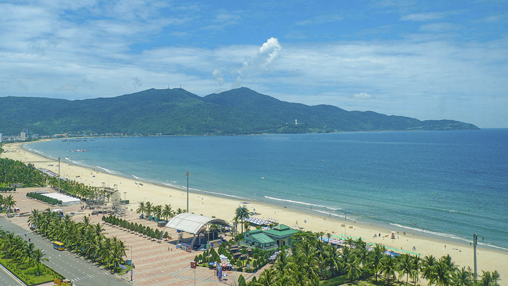 Biển Mỹ Khê Đà Nẵng – Bãi biển khiến mọi du khách đắm say - ALONGWALKER