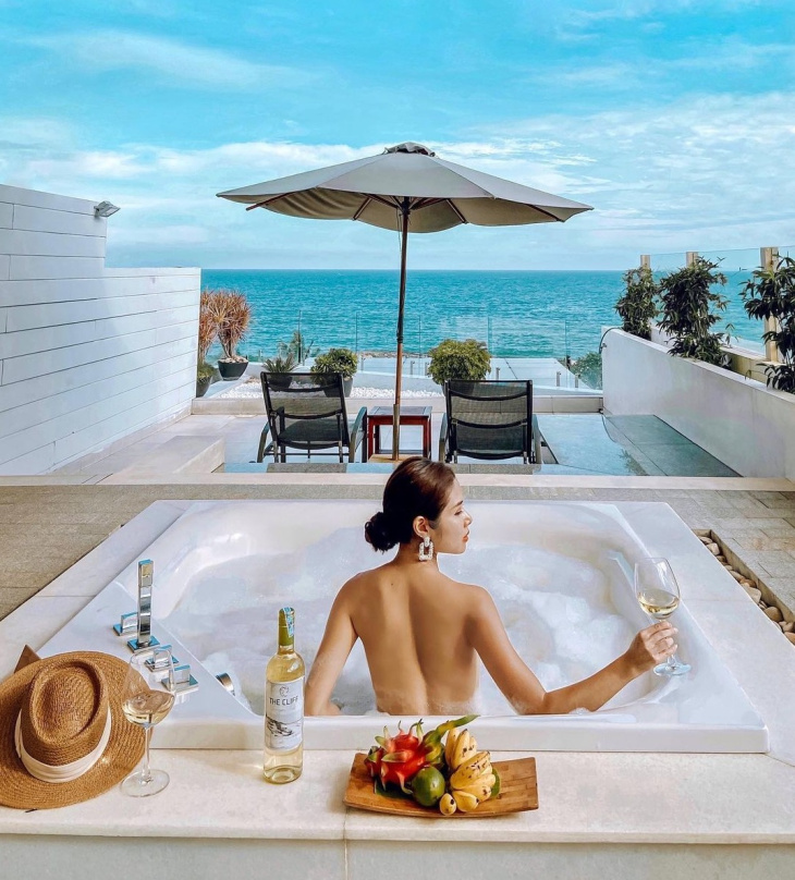 Say lòng với không gian nghỉ dưỡng quyến rũ có bồn tắm “cực chill” tại The Cliff Resort Mũi Né