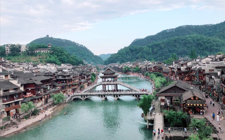 Phượng Hoàng cổ trấn – Lạc bước vào cổ trang Trung Quốc (2023)