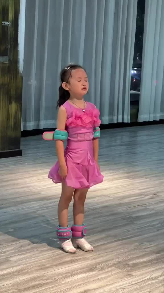 Bé gái nín khóc nhảy theo nhạc