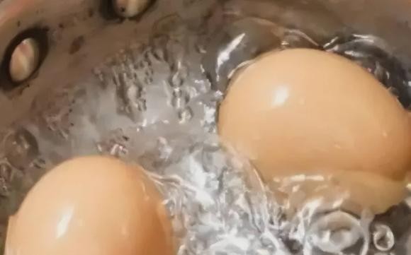 luộc trứng, nước sôi hay lạnh đều không đúng, hãy nhớ 4 điểm này