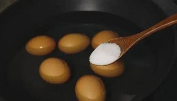 luộc trứng, nước sôi hay lạnh đều không đúng, hãy nhớ 4 điểm này