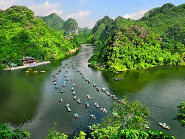 Trang An Boat Ride: Unforgettable Boat Tour in Ninh Binh – Discover the Spectacular Beauty