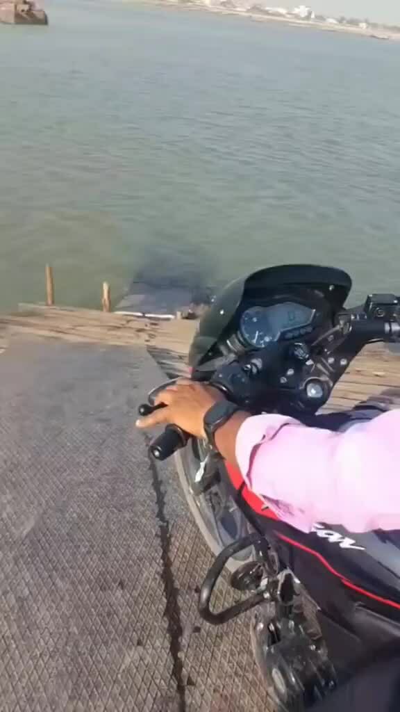 Thanh niên đi xe máy dưới biển