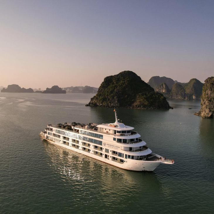 Đắm chìm trong vẻ đẹp hùng vĩ và kỳ ảo của vịnh Hạ Long trên du thuyền Ambassador Day Cruise