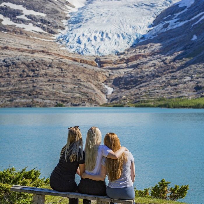 Đi bộ trên sông băng Svartisen dễ tiếp cận nhất thế giới ở Na Uy