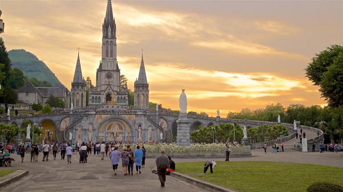 Du lịch Lourdes Pháp khám phá vùng đất tôn giáo linh thiêng của châu Âu