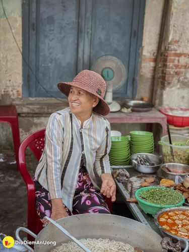 Ngỡ Ngàng tô Bánh canh chả cá 15k bình dân của cô Xí nổi tiếng hơn 40 năm ở Phan Thiết
