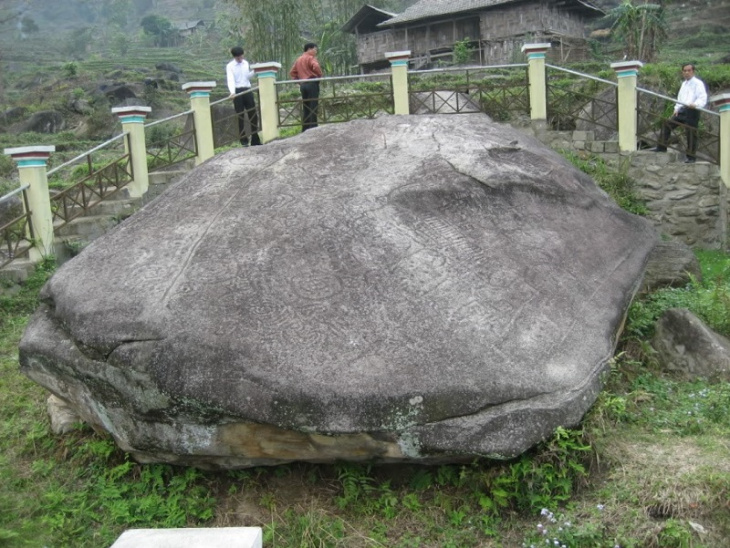 Khám phá vẻ đẹp của bãi đá cổ Nấm Dẩn Hà Giang chi tiết 2023