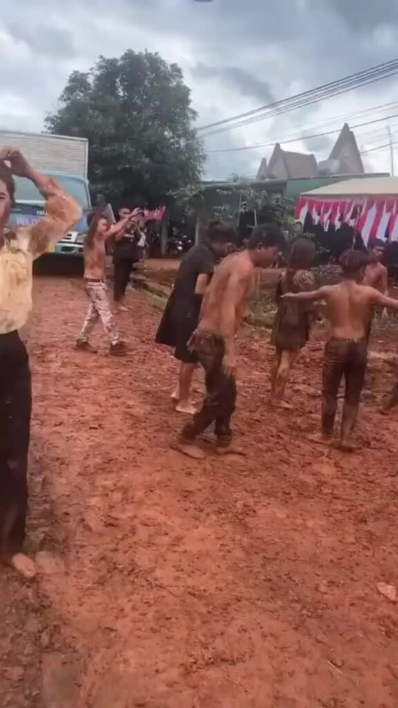 Lấm lem bùn đất khi nhảy trong đám cưới