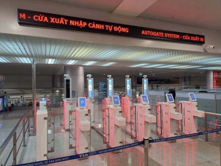 Du khách đã có thể làm thủ tục xuất nhập cảnh tự động ở sân bay