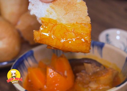 thử một lần kết hợp cá mòi vào món gà hầm quen thuộc cho ra món ăn chấm cùng bánh mì ngon không tưởng