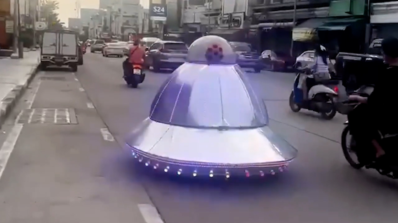 UFO lượn lờ trên đường phố Thái Lan