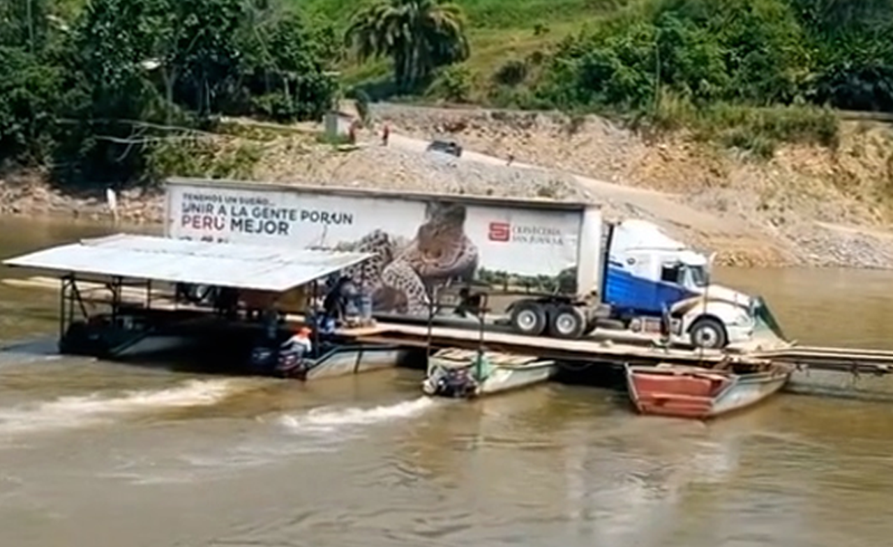 Chở xe container qua sông bằng thuyền máy
