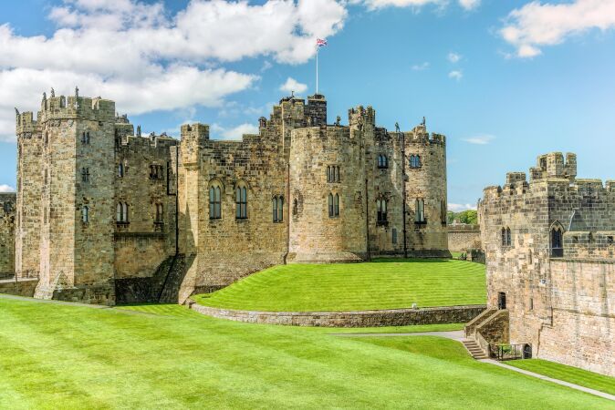 lâu đài đẹp, thế giới lâu đài đẹp, điểm đến lâu đài thú vị, lâu đài lịch sử, lâu đài kiến trúc đẹp, du lịch lâu đài đẹp, lâu đài cổ, lâu đài huyền thoại, lâu đài châu  u đẹp, lâu đài sang trọng, lâu đài neuschwanstein, lâu đài chambord, lâu đài edinburgh - scotland, lâu đài bran - romania, lâu đài mont saint-michel - pháp, lâu đài windsor - anh, lâu đài alnwick - anh, top 10 lâu đài cổ kính có kiến trúc độc đáo nhất trên thế giới