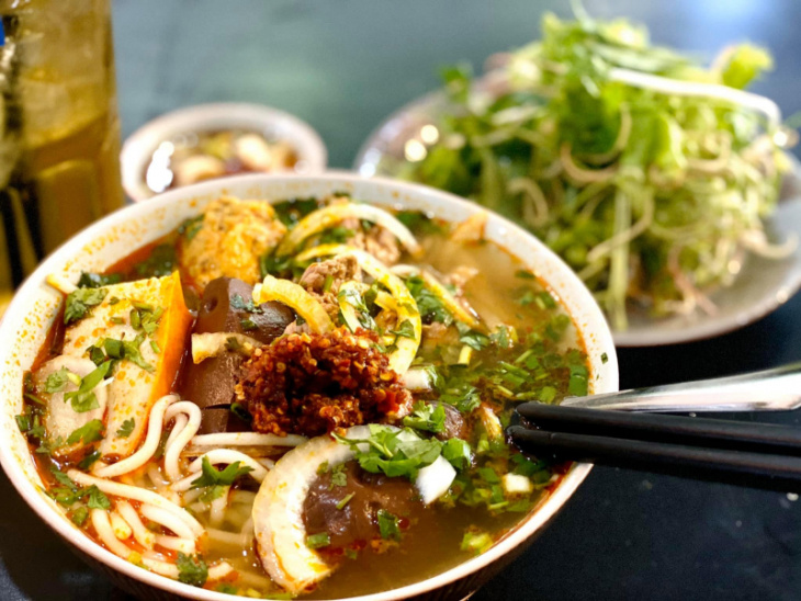 Bún bò Sài Gòn – Sự kết hợp hoàn hảo của ẩm thực Trung Nam