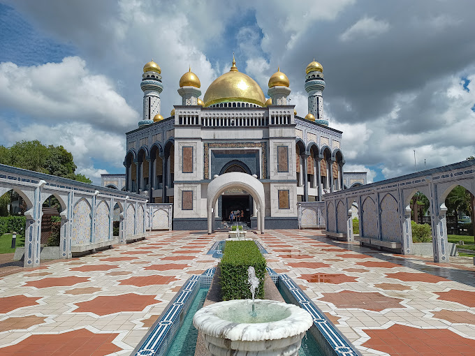Du lịch Brunei: Tham quan nhà thờ Hồi giáo dát vàng Jame Asr Hassanil Bolkiah
