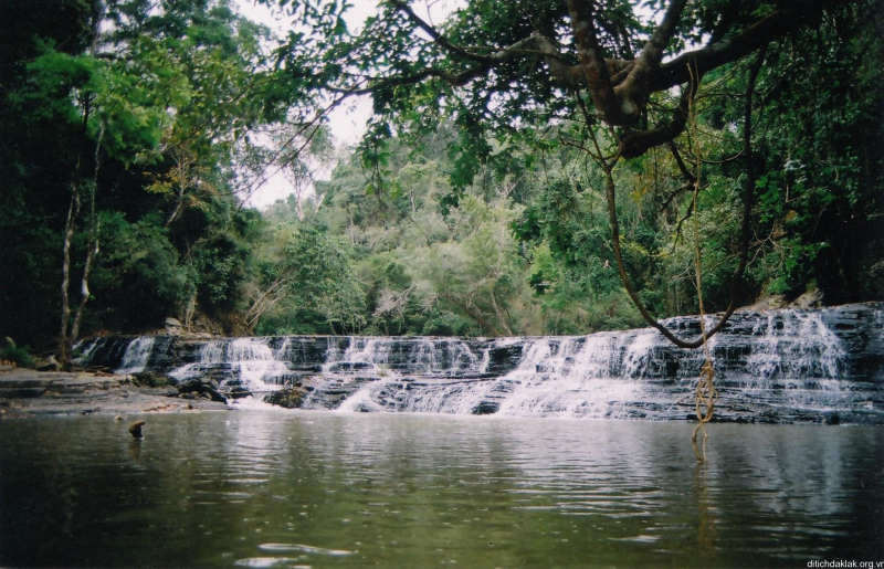 review top 13 best waterfalls to visit in vietnam