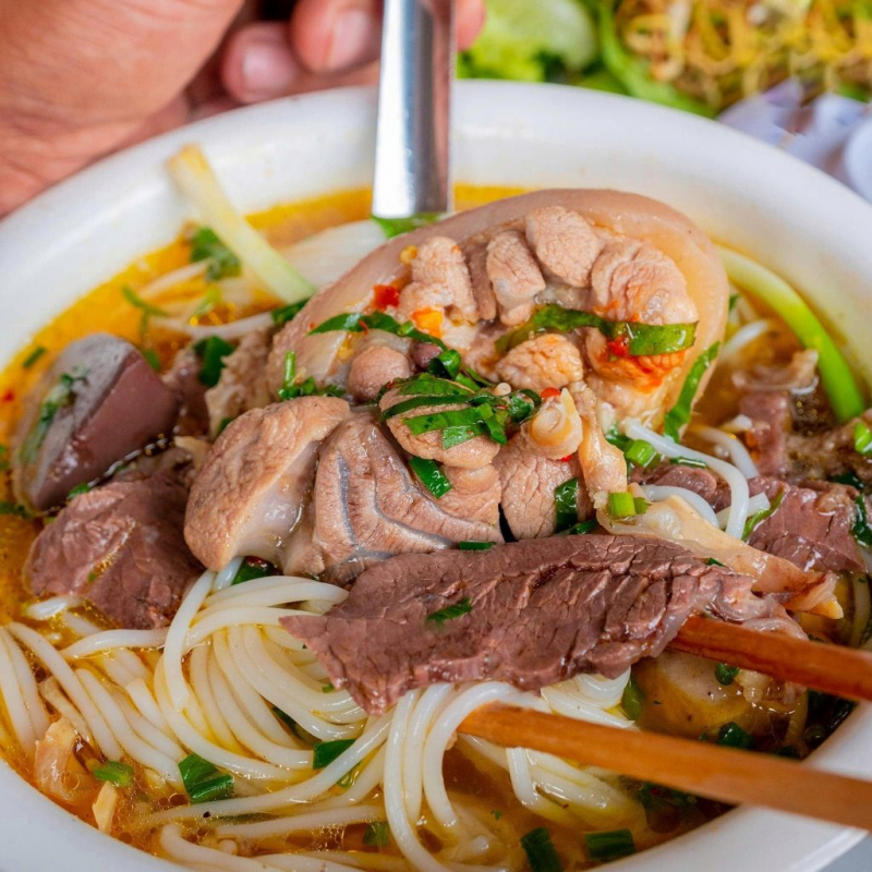 review top 10 vietnam's most delicious street foods